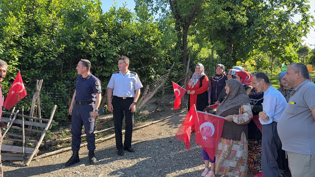 Alaçam\'dan Jandarmaya Sürpriz Kutlama
