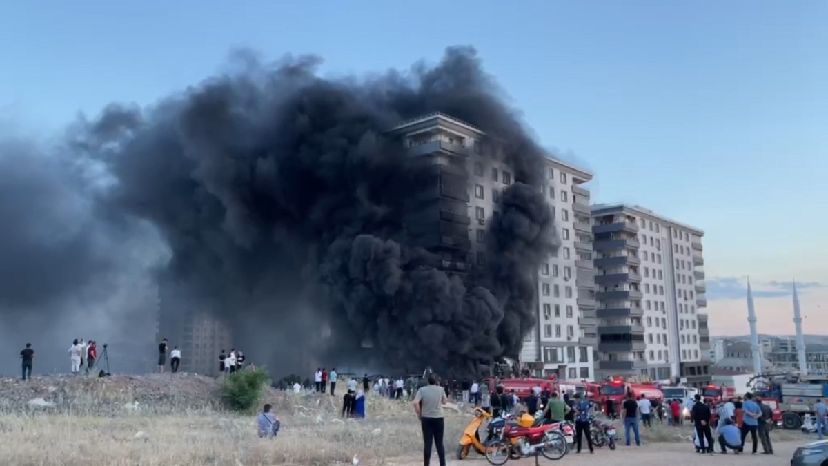 Şanlıurfa\'da 10 Katlı Binada Yangın