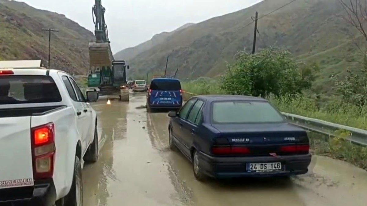 Erzincan-Kemah Karayolu Sel Nedeniyle Kapandı