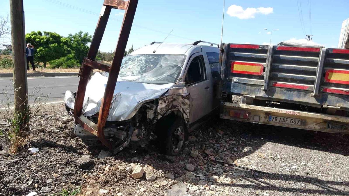 Kilis\'te Ters Yönde Giden Araç Elektrik Direğine Çarptı
