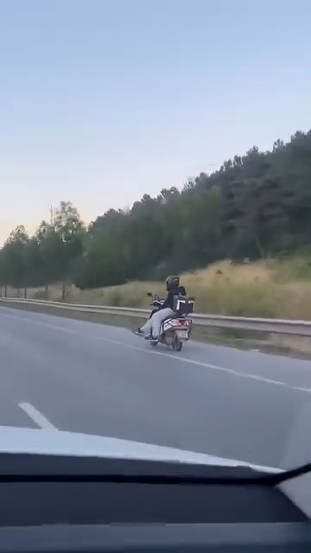 Motokurye Yan Oturarak Motosiklet Kullandı