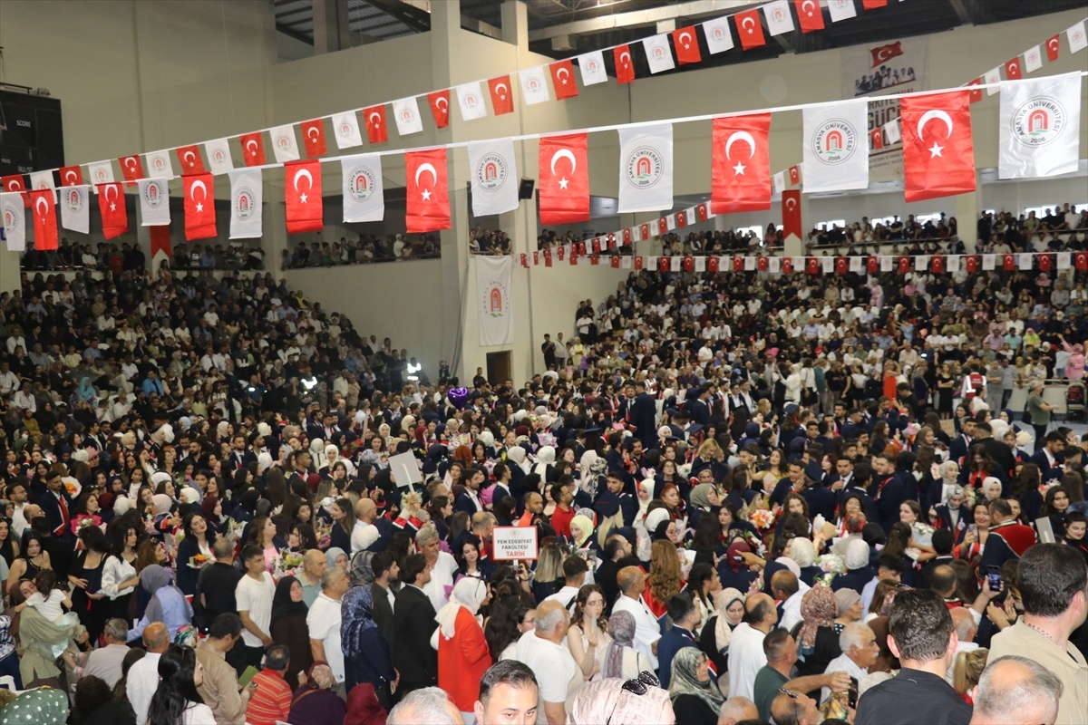İkiz Bebekleriyle Mezuniyet Sevinci