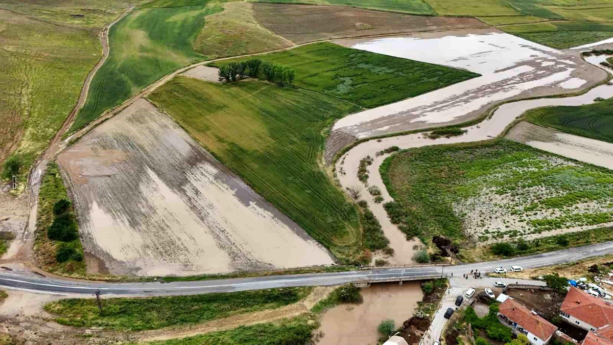 Yozgat\'ta Dolu ve Sel Tarım Arazilerini Vurdu