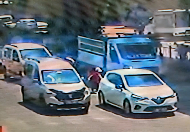 Adana'da feci kaza: Yolun karşısına geçerken iki aracın çarptığı çocuk hayatını kaybetti