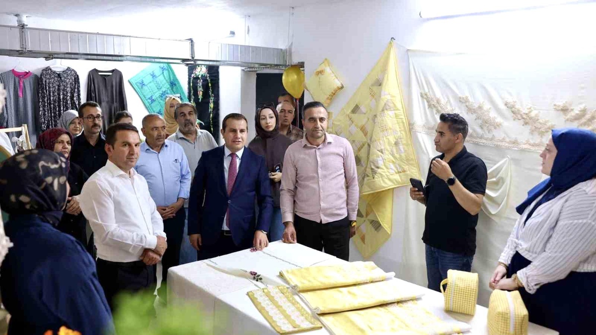 Akçadağ\'da hayat boyu öğrenme sergisi açıldı