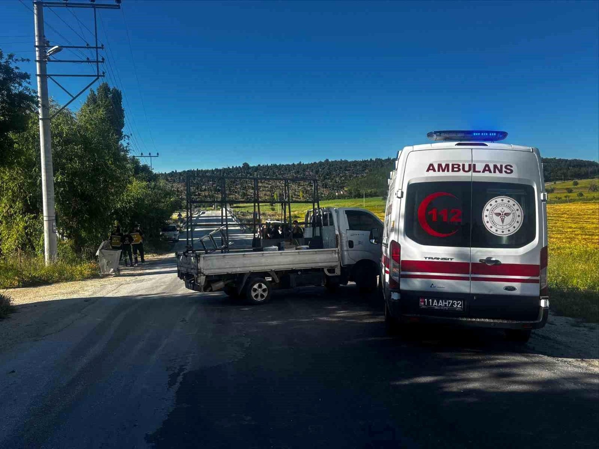 Bilecik\'te Ambulans ve Kamyonet Çarpıştı