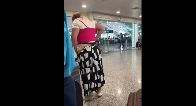 Bagaj ücretinden kaçmak için yaptığı şey herkesi şaşırttı: Hafiflesin diye üst üste giydi