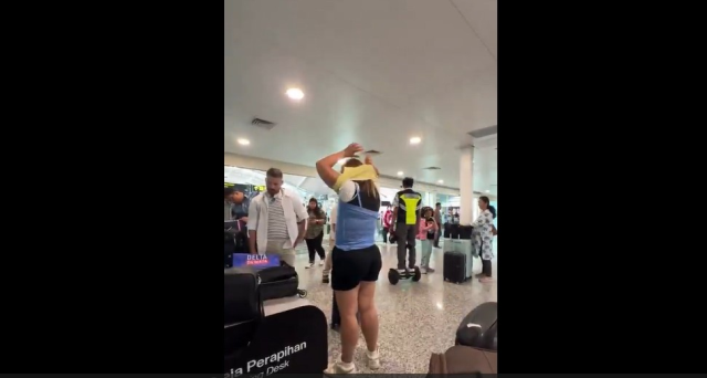 Bagaj ücretinden kaçmak için yaptığı şey herkesi şaşırttı: Hafiflesin diye üst üste giydi