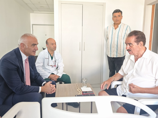 Bakan Ersoy'dan İbrahim Tatlıses'e geçmiş olsun ziyareti