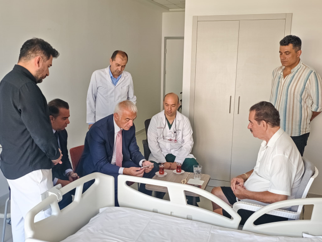 Bakan Ersoy'dan İbrahim Tatlıses'e geçmiş olsun ziyareti