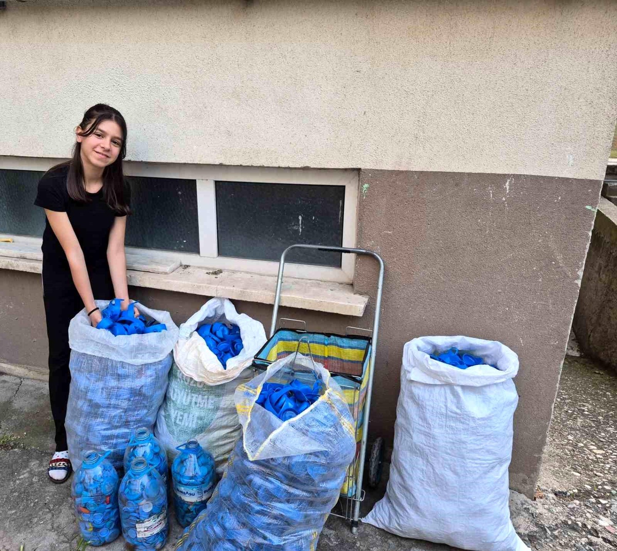 Küçük Ecenur\'dan Depremzedelere Destek