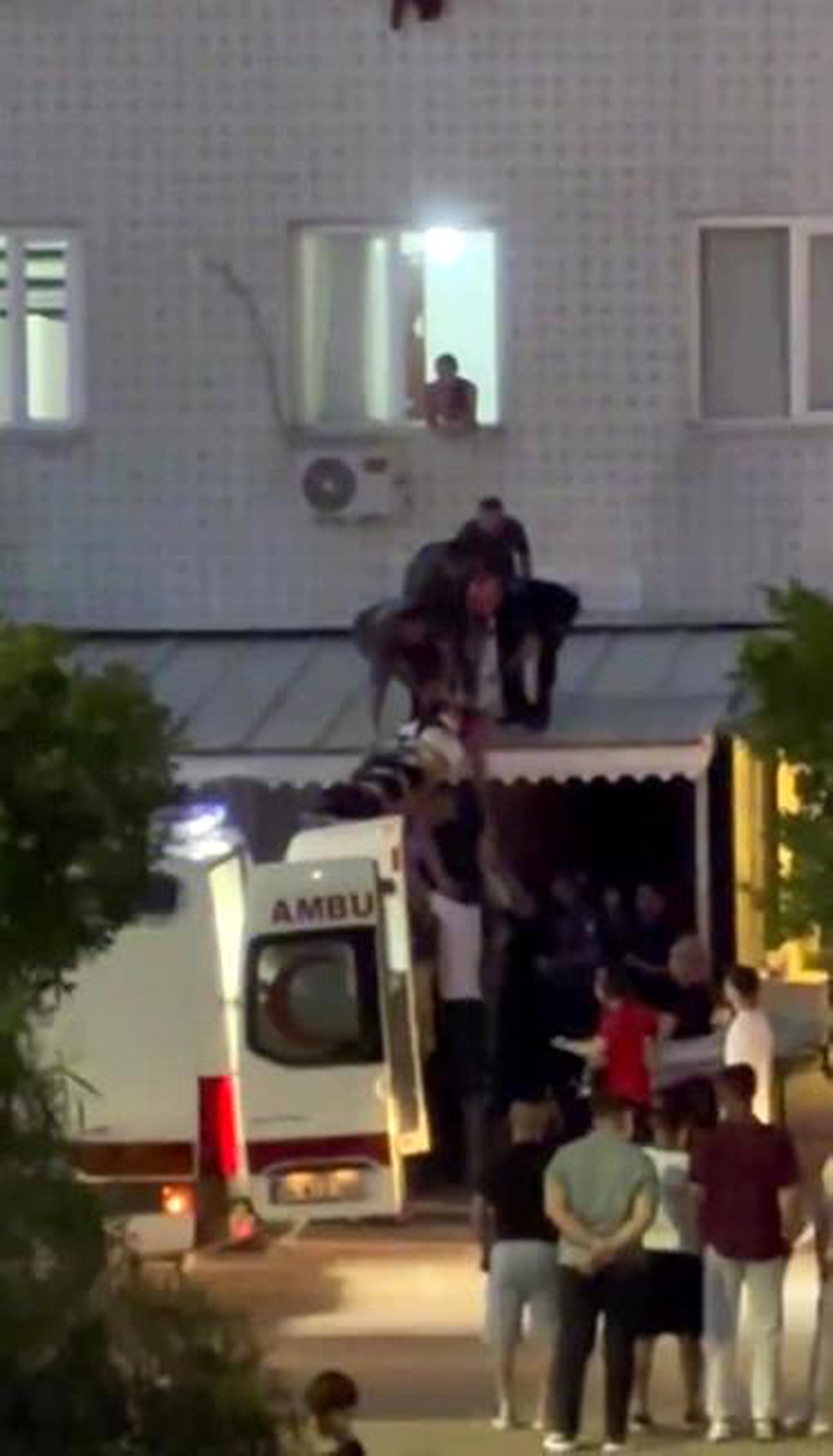 Cam silerken metrelerce yükseklikten düşen genç kız yaralandı