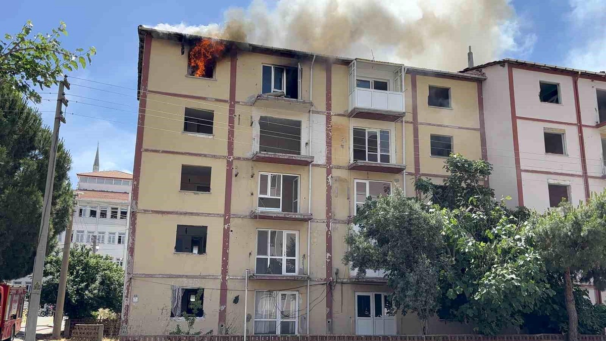 Çanakkale\'de Boş Apartmanda Yangın Çıktı