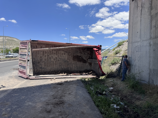 Kayseri'de damperli kamyon köprüye çarptı: Sürücü hayatını kaybetti