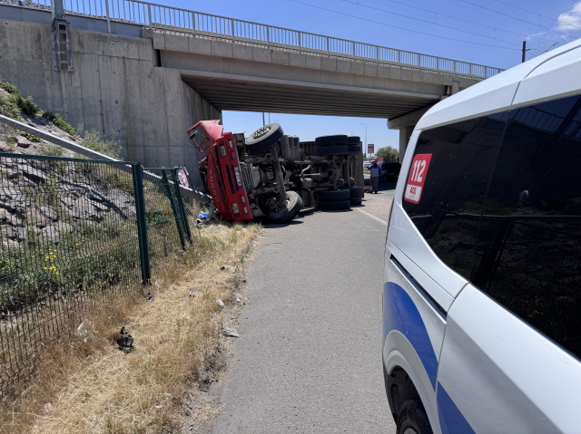 Kayseri'de damperli kamyon köprüye çarptı: Sürücü hayatını kaybetti
