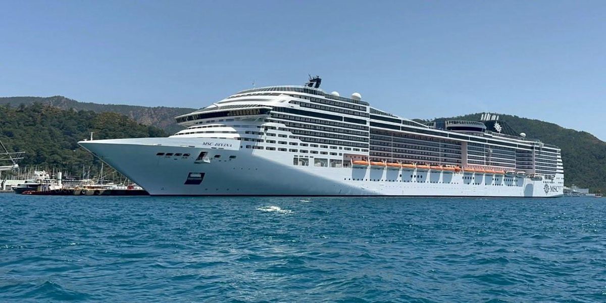 Marmaris\'te Dev Yolcu Gemisi Karaya İndi