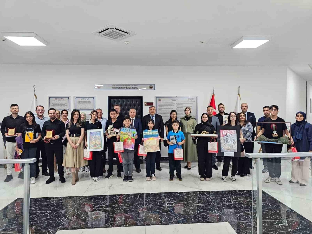 Başarı Gösteren Öğrencilere Ödül
