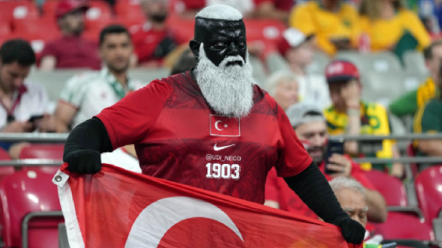 Dünya bu Türk taraftarı konuşuyor! Yüzünü boyamasının nedeni ortaya çıktı