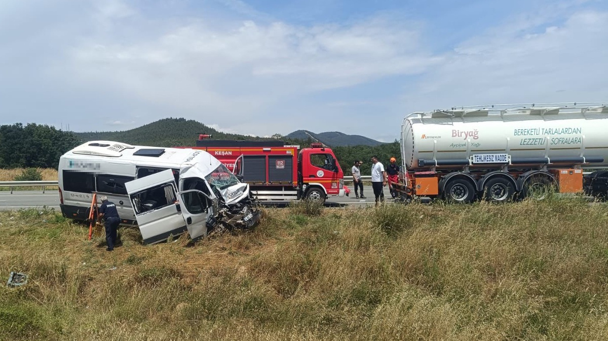 Keşan\'da Minibüs Tankere Çarptı: 16 Yaralı