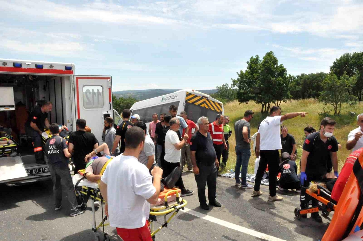 Edirne\'de Minibüs ve Tır Kazası: 16 Yaralı