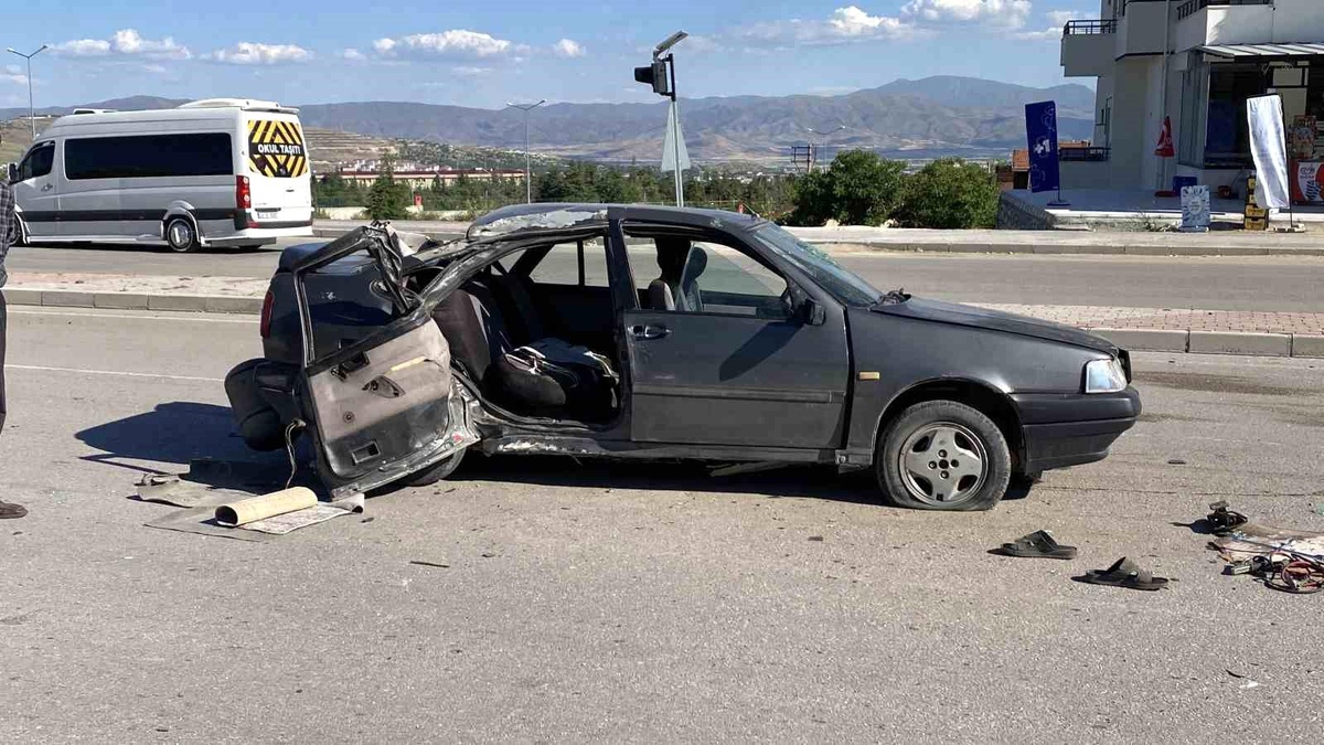 Elazığ’da direksiyon hakimiyetini kaybeden otomobil aydınlatma direğine çarptı: 1’i ağır 3 yaralı