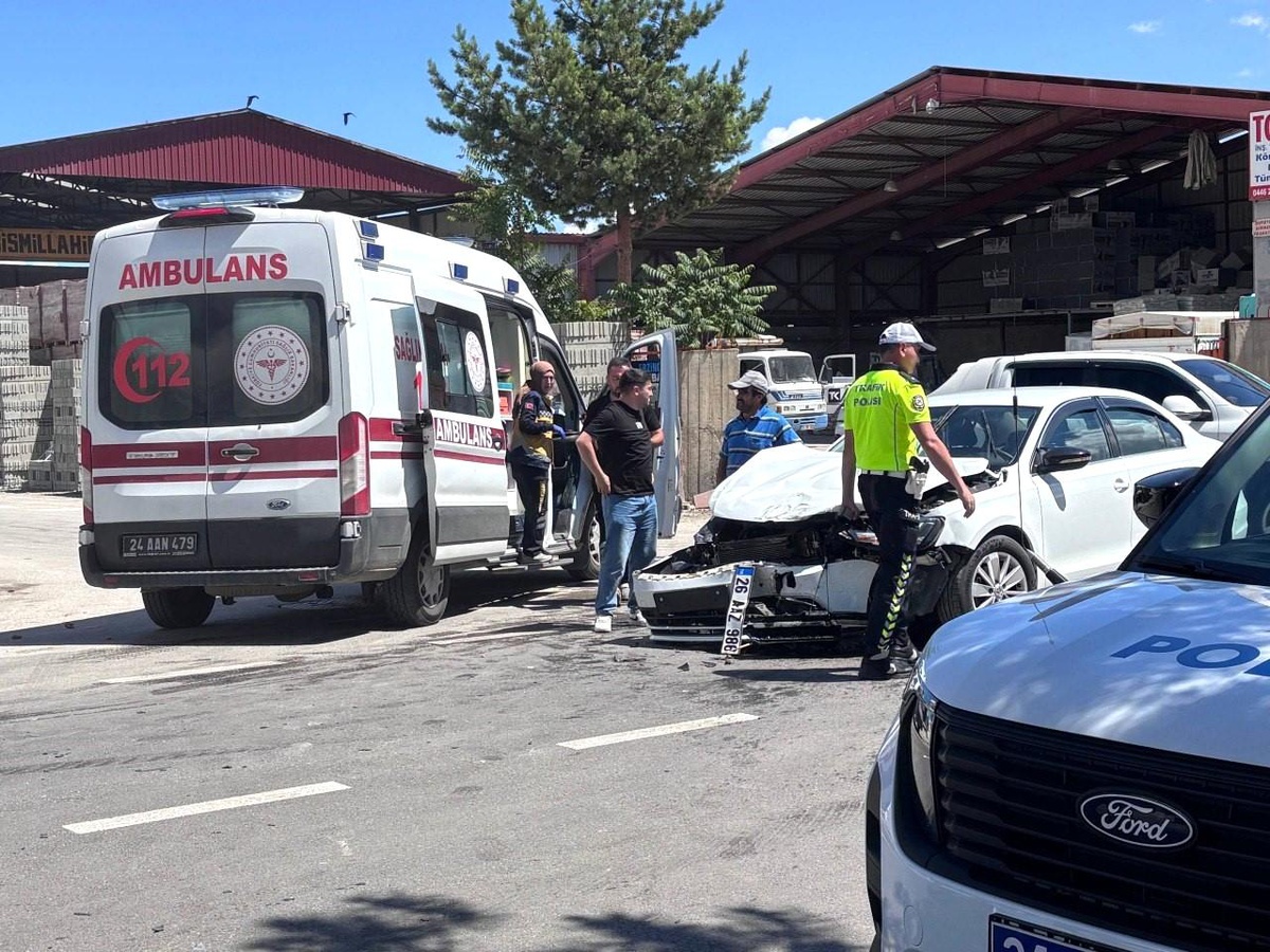 Erzincan\'da Trafik Kazası: 1 Yaralı