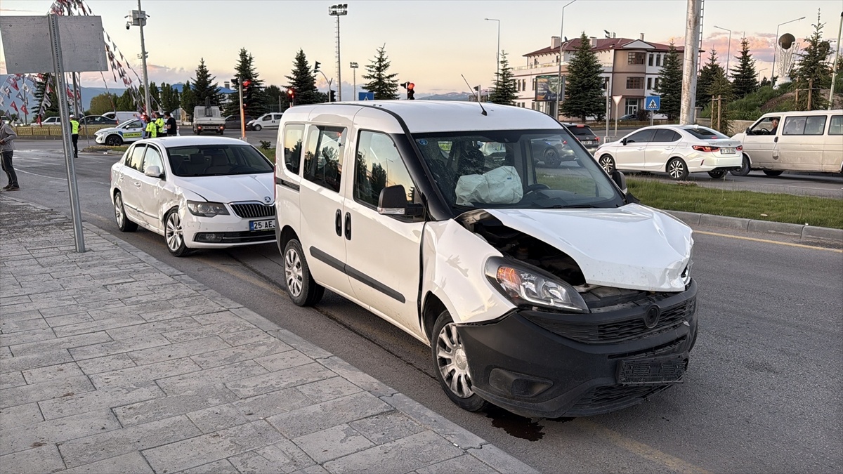 Erzurum\'da Trafik Kazası: 3 Yaralı