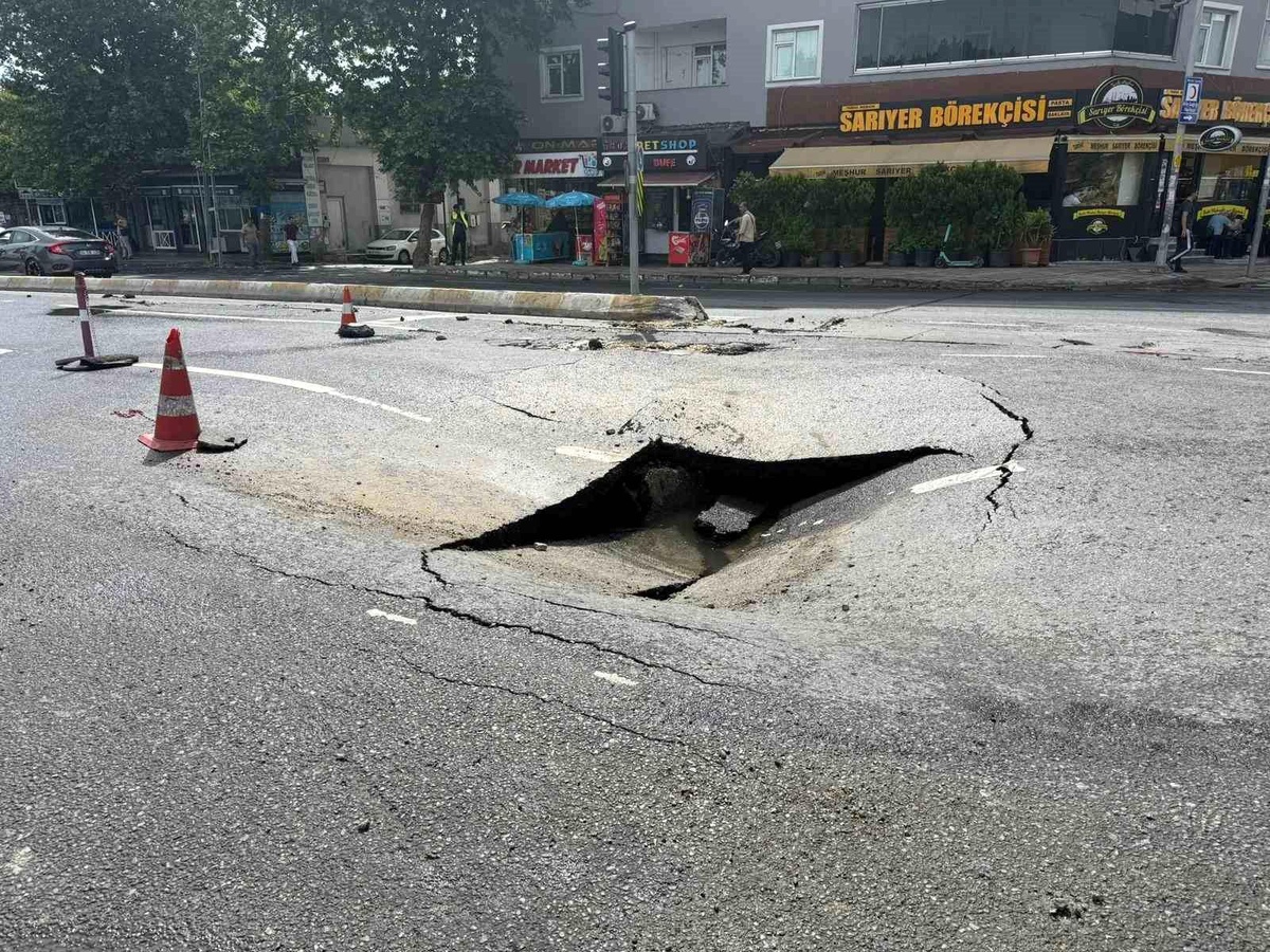 Esenyurt\'ta İSKİ\'nin boru hattı patladı, yol çöktü cadde göle döndü
