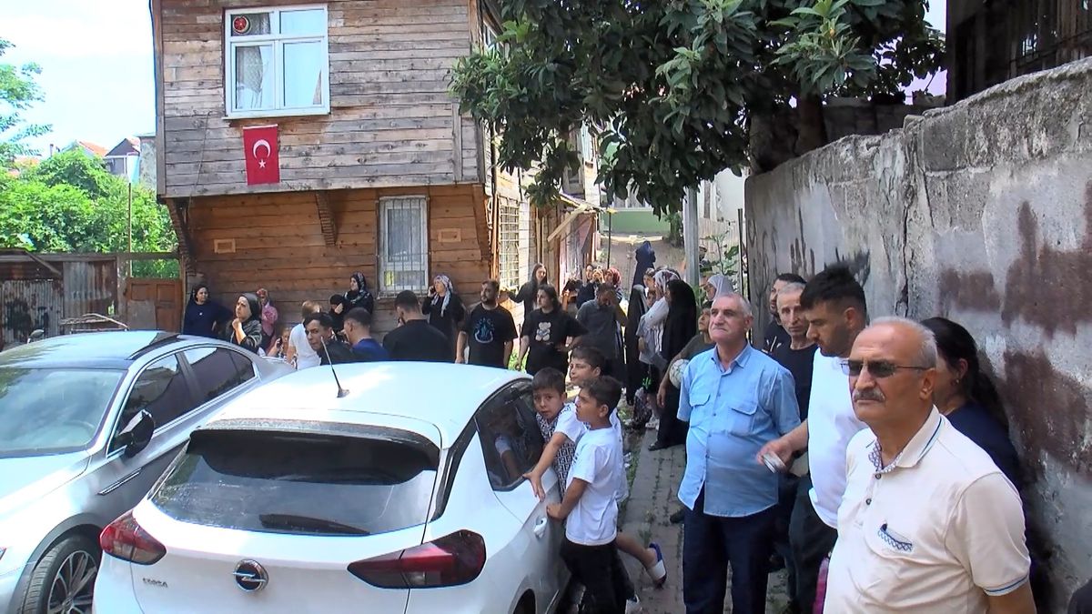 Fatih\'te Ahşap Binada Yangın