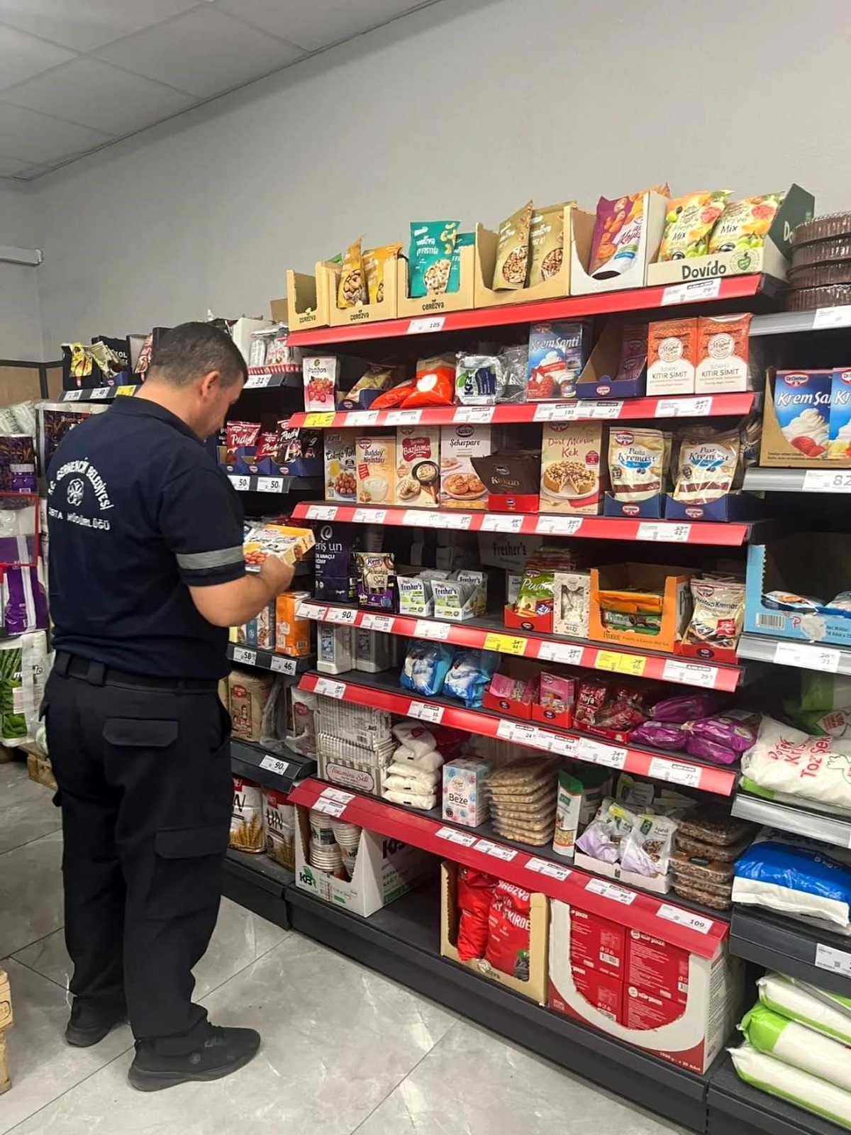 Germencik\'te zabıta ekipleri marketlerde etiket ve son kullanma tarihi kontrolü yaptı