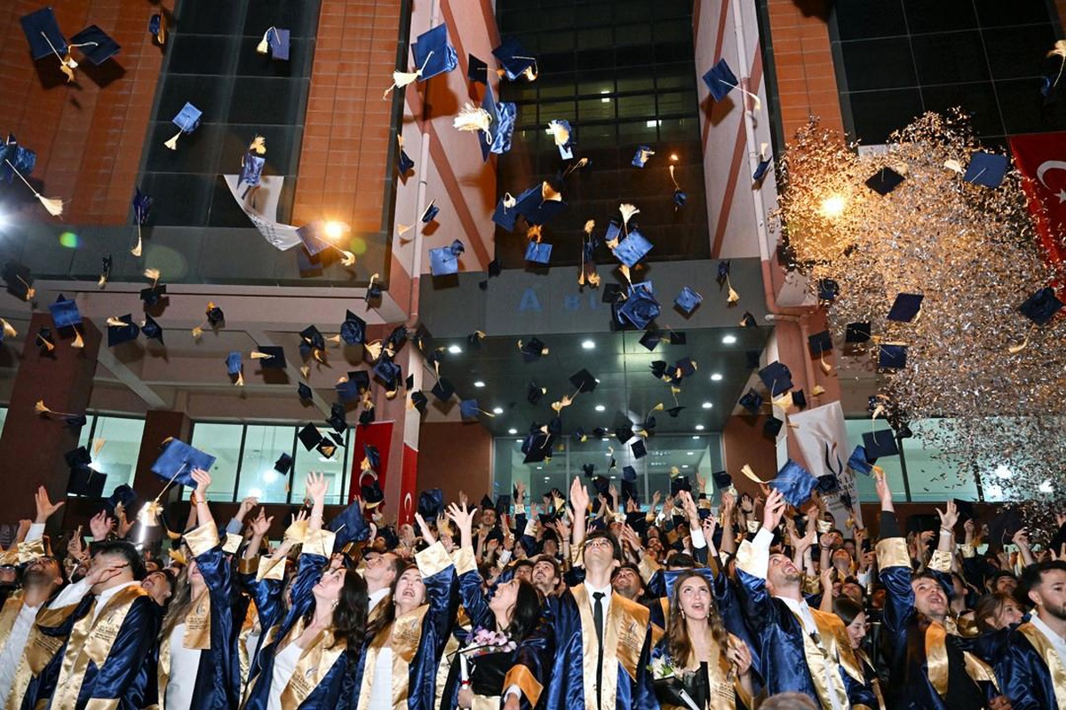 MCBÜ\'de İki Fakülte Mezuniyet Coşkusu