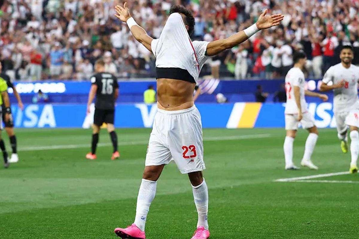 İranlı futbolcunun gol sevinci olay oldu