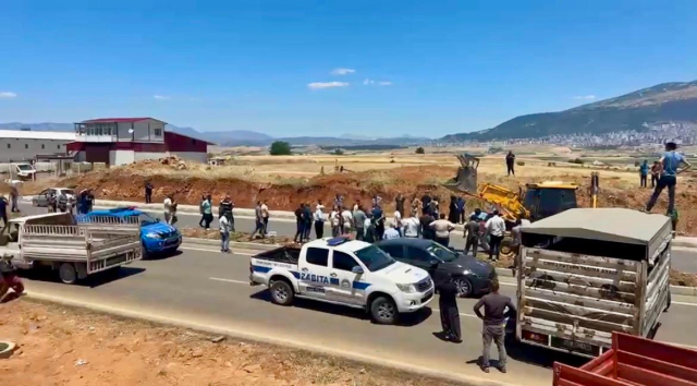 Kahramanmaraş'ta kaçak yapı tepkisi: Batı Köyleri yolu ulaşıma kapatıldı