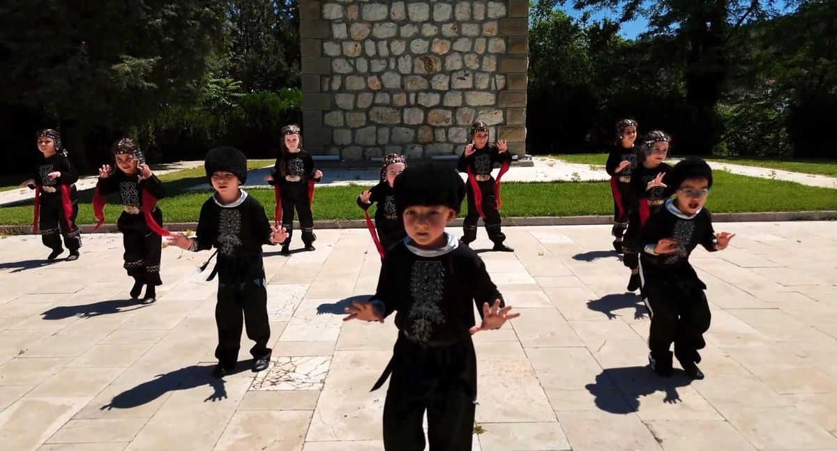 Miniklerden Kartal Dansı Şov