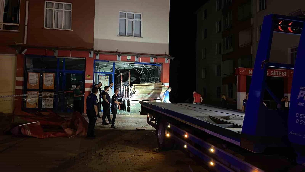 Konya\'da Kamyon Marketin İçine Girdi
