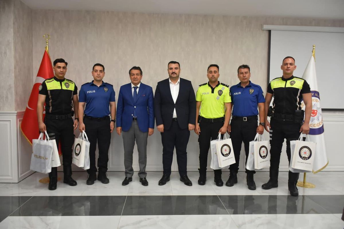 LGS\'ye geç kalma riski yaşayan öğrenciyi sınava yetiştiren polislere ödül