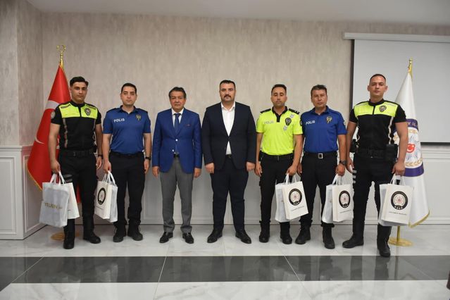LGS’ye geç kalma riski yaşayan öğrenciyi sınava yetiştiren polislere ödül