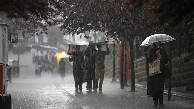 Meteoroloji bölge bölge uyardı! Yaz ortasında sağanak şoku: Yağış nereleri vuracak?