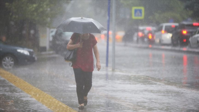 Meteoroloji bölge bölge uyardı! Yaz ortasında sağanak şoku: Yağış nereleri vuracak?