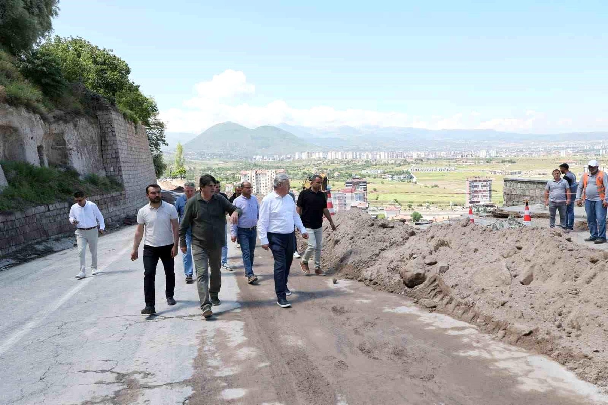 Melikgazi\'de çöken taş duvara modern istinat duvarı