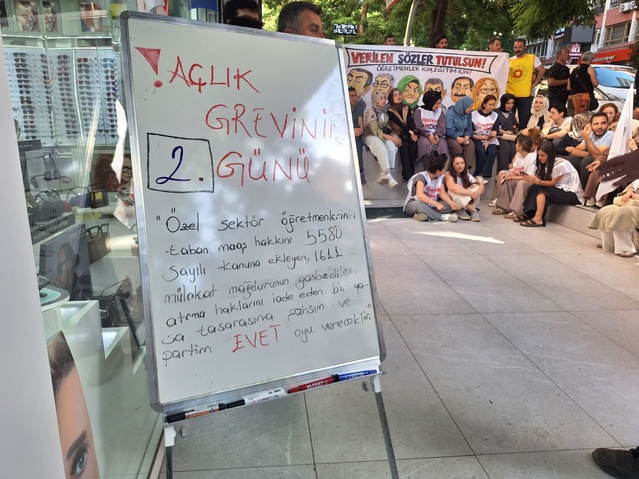 Özgür Özel’den Açlık Grevindeki Öğretmenlere Destek