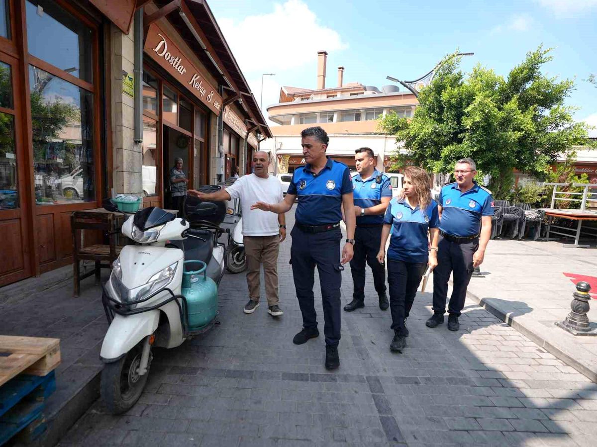 Tarsus\'ta zabıtadan esnafa ortak kullanım alanı bilgilendirmesi