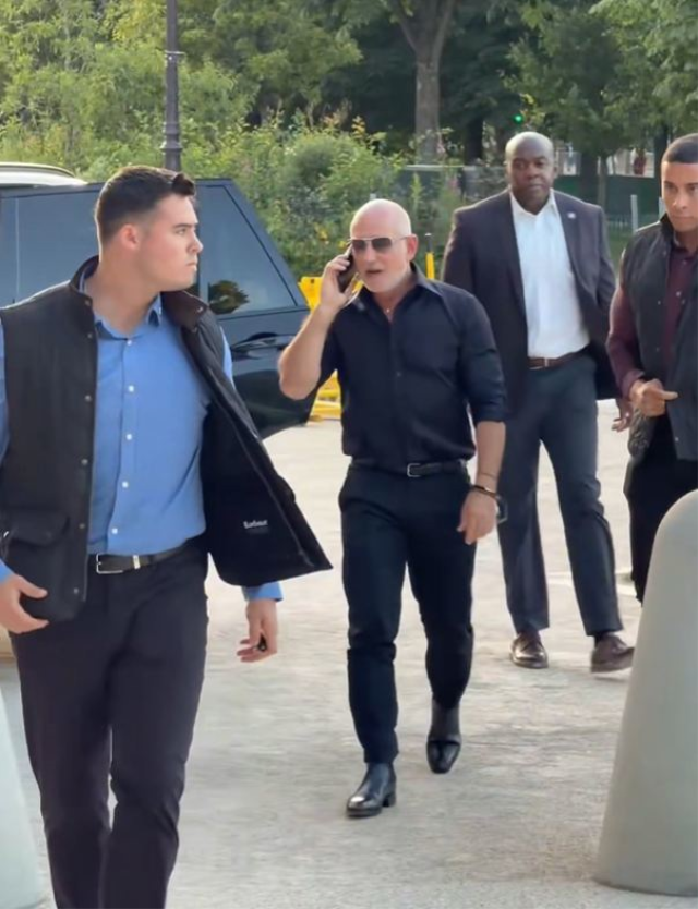 Ünlü milyarderin görüntülerine tepki yağıyor: Bu nasıl bir kibirdir