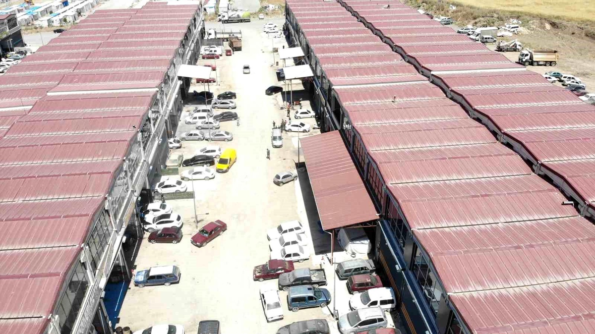 Yazın toz, kışın çamur çilesi esnafı bezdirdi: "Burayı belediyenin yapması gerekiyor"