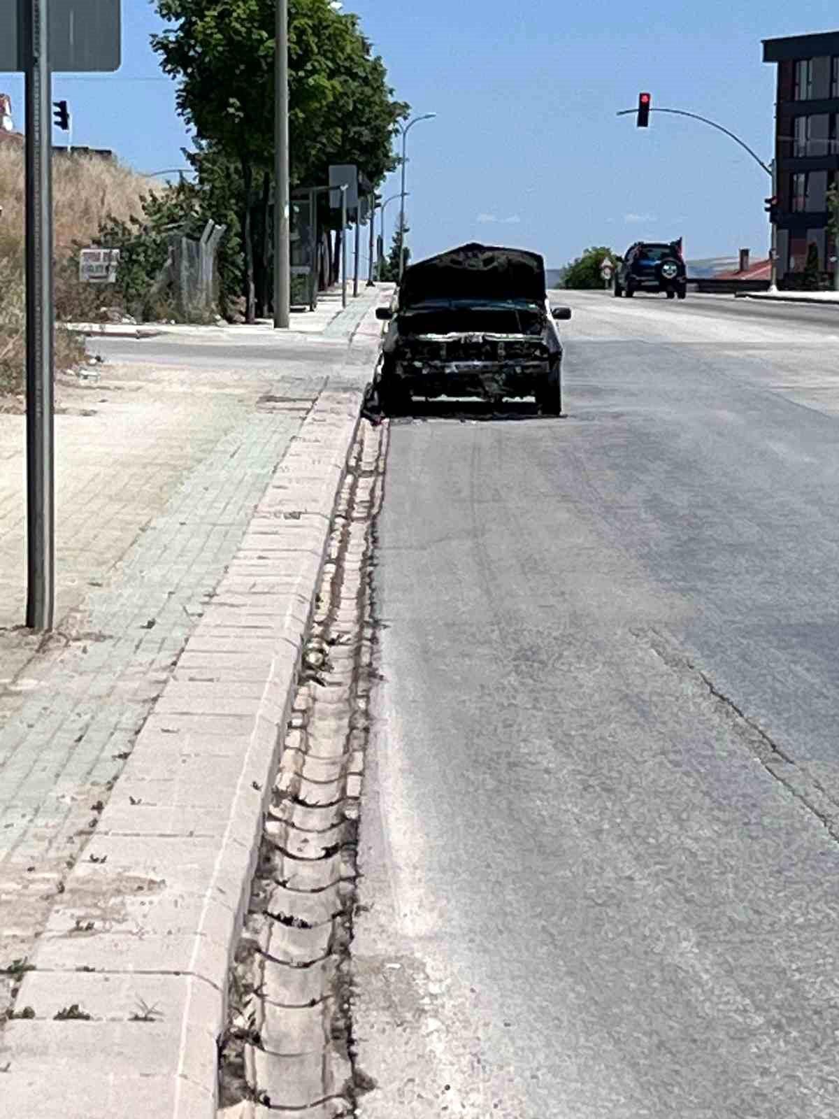 Yanmış Araç Yol Kenarında Terkedildi
