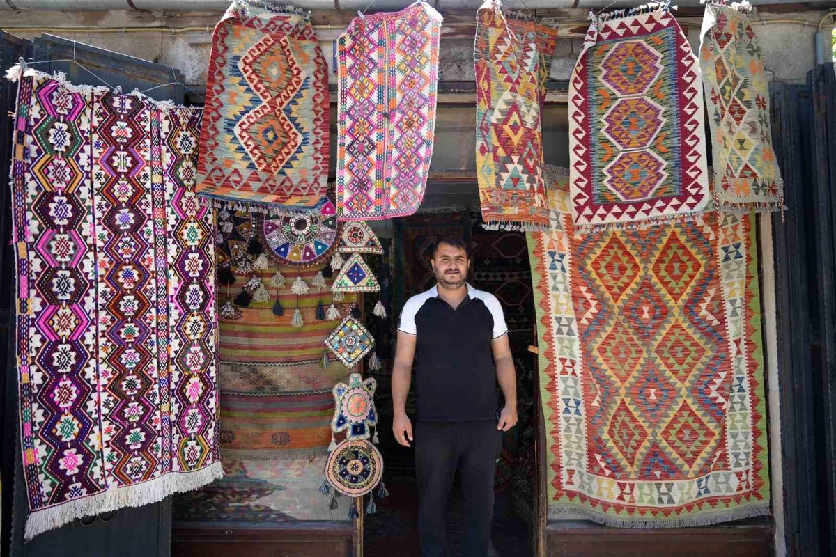 Kızılaslan, El Dokumacılığı Yaşatıyor