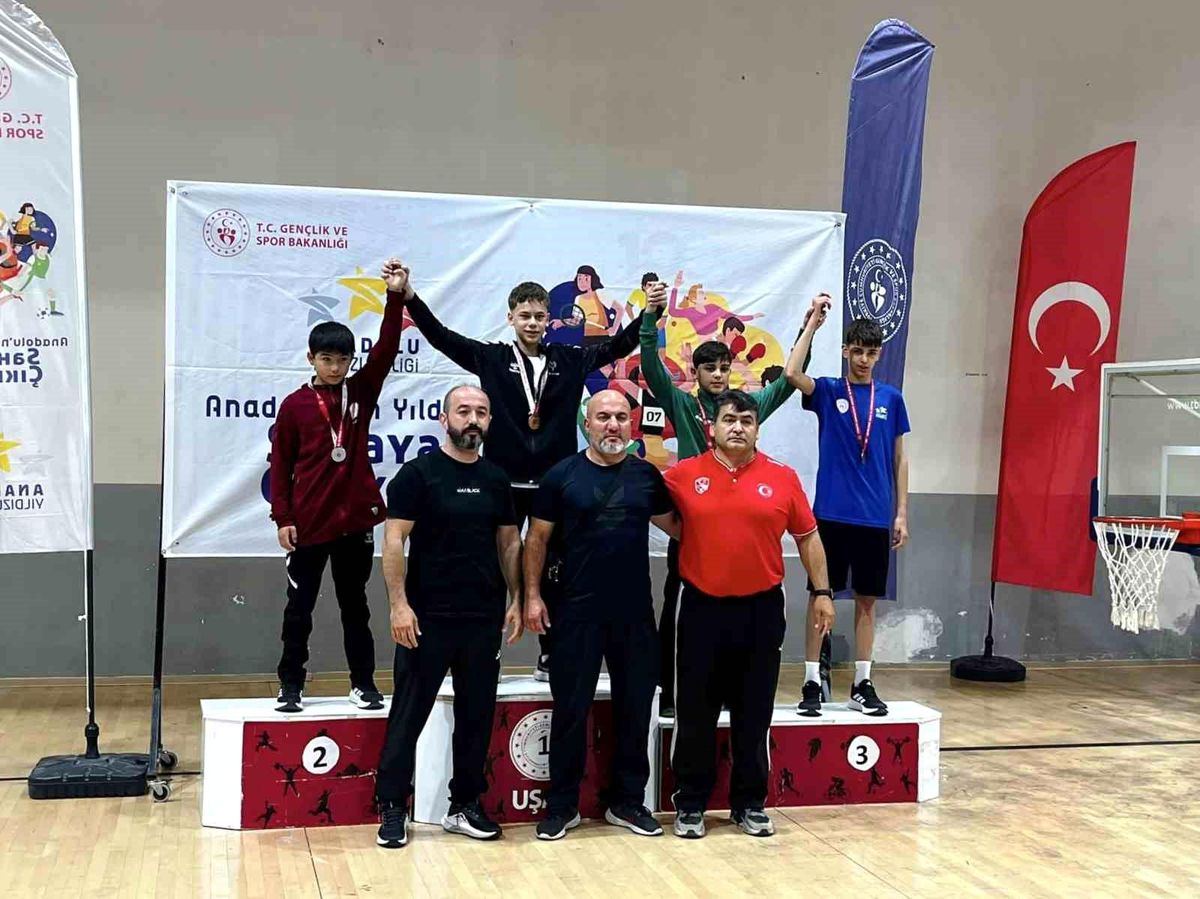 Yunusemreli güreşçilerden Uşak\'tan 3 madalya