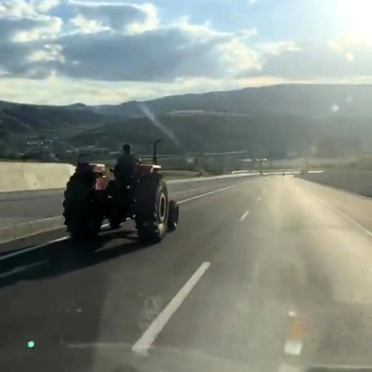 Traktör 80 km/h ile Solladı