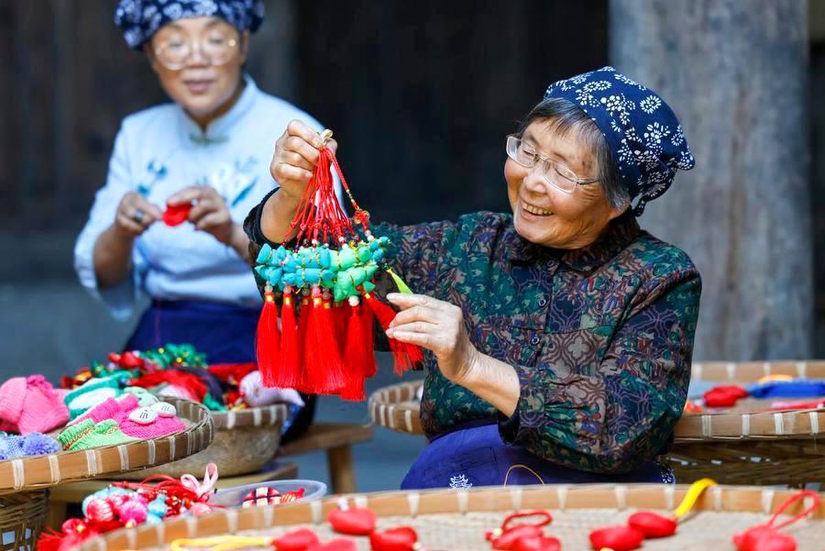 Xucun Köyü\'nde Ejderha Teknesi Festivali