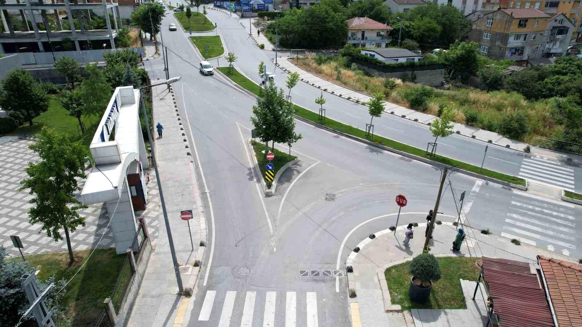 Arnavutköy\'de tehlikeli kavşak vatandaşları isyan ettirdi